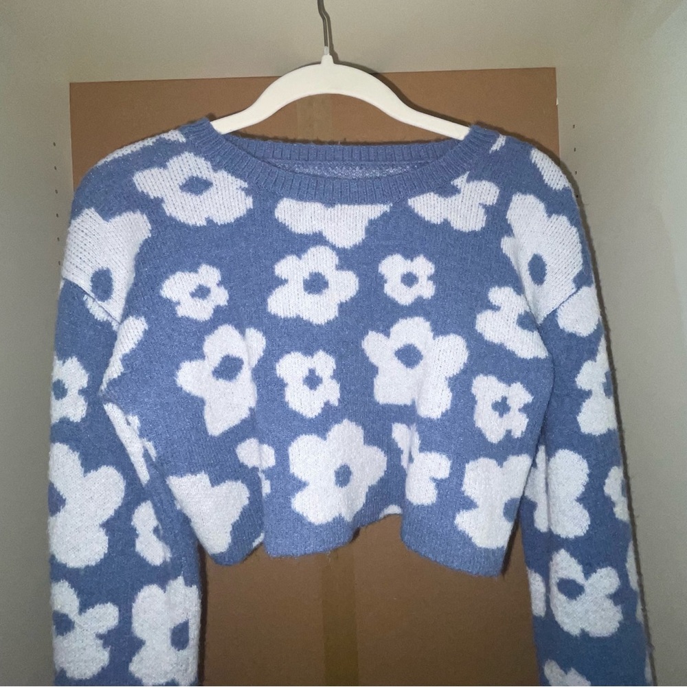 Blue and White Floral Print Bell Bottom Long Sleeve Cropped Sweater
